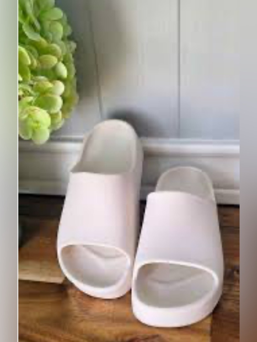 NWT- Youth 2 Art Class off White
Slip on sandals Flip-flop
Beach Waterproof